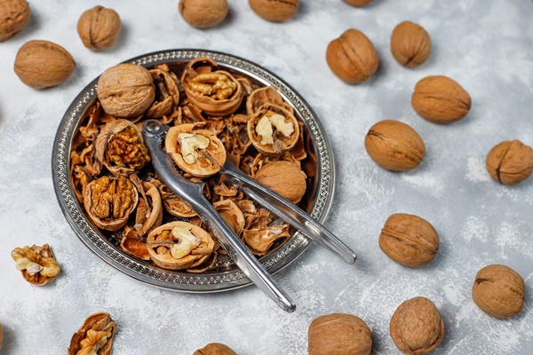 whole walnuts in shell in food metal basket walnut kernels top view on concrete - Суп острый из красной фасоли с орехами