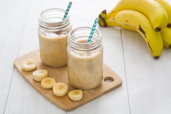 Постный смузи из банана и кешью banana smoothies in jar on white wooden table - Постный смузи из банана и кешью