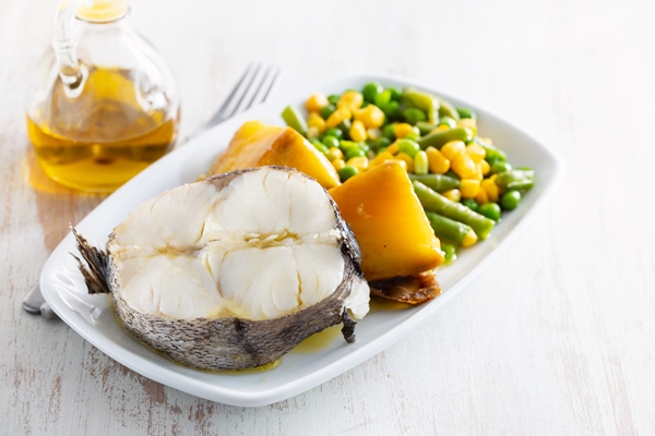 boiled fish with vegetables on white dish - Учим детей готовить отварную рыбу