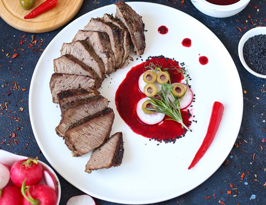 boiled meat with chilli sauce and olives - Мясо отварное