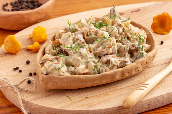 chanterelle mushrooms fried in sour cream rustic style - Грибы в сметане