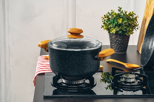 clean saucepan on a gas stove in kitchen - Яблочный конфитюр