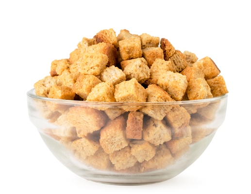 Греночки из белого хлеба close up crackers for beer in a glass bowl - Греночки из белого хлеба