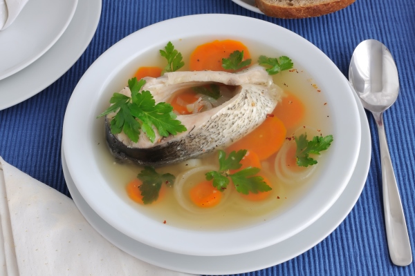 Рыбный бульон из целой рыбы fish soup with carrots and onions and spices - Рыбный бульон из целой рыбы