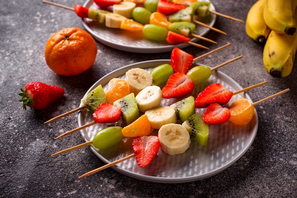Готовим фруктовые шашлычки месте с детьми fruit skewers healthy summer snack - Готовим фруктовые шашлычки месте с детьми