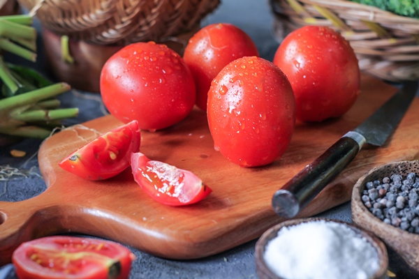 photo of fresh tomatoes in cutting board around vegetables carrot salt black pepper corn broccoli slice tomatoes harvesting tomatoes wooden table - Яблочно-имбирный чатни