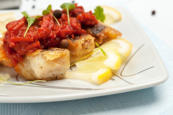 Рыба под маринадом, постный стол pieces of fried fish with vegetable marinade - Рыба под маринадом, постный стол