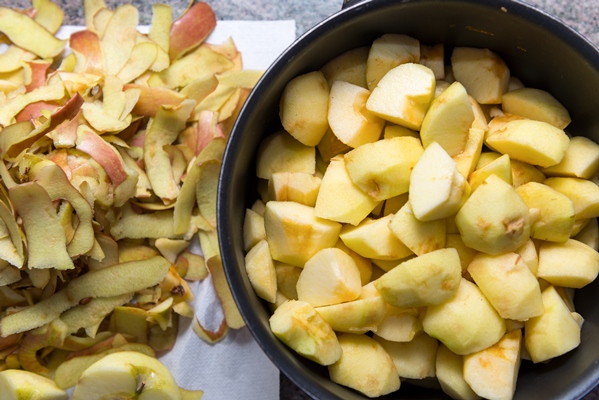 preparation of applesauce - Яблочно-имбирный чатни