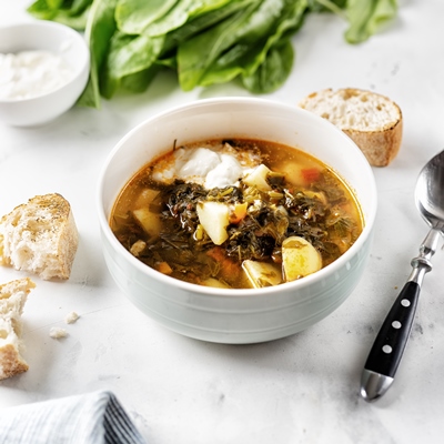 Зелёный суп sorrel soup with sour cream in white bowl - Зелёный суп