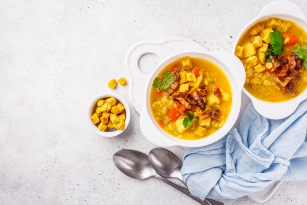 split pea soup with smoked bacon and crackers in a white plate copy space - Супы на мясном бульоне