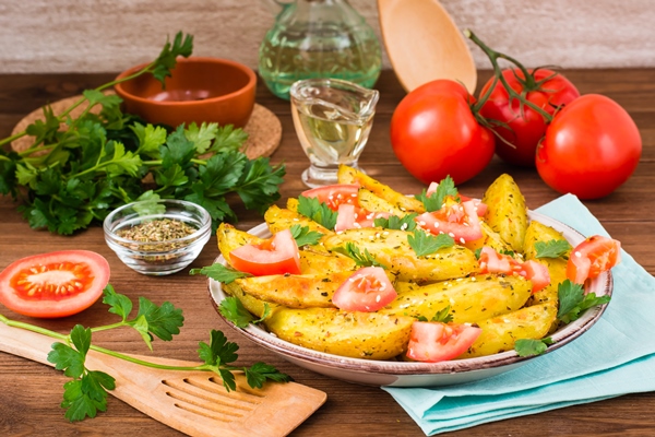 baked potatoes in a peel with tomatoes in a plate - Картофельный салат