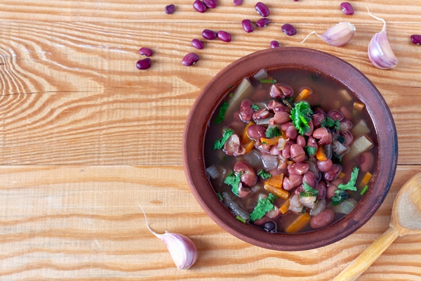 Суп из красной фасоли с овощами bean soup with cilantro in bowl 1 - Суп из красной фасоли с овощами