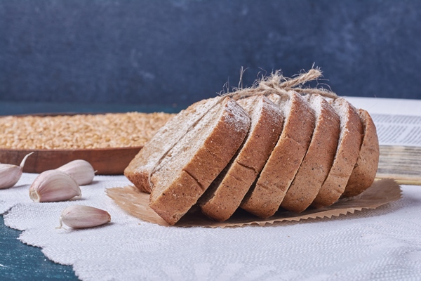 black bread with garlic on blue table - Основы сухоядения