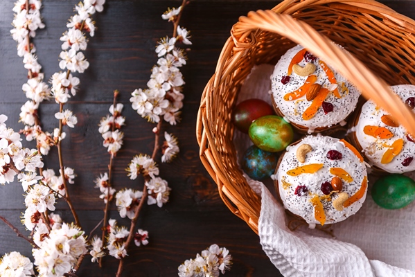 Творожный кулич classic slavic easter cakes with easter eggs in a wicker basket - Творожный кулич