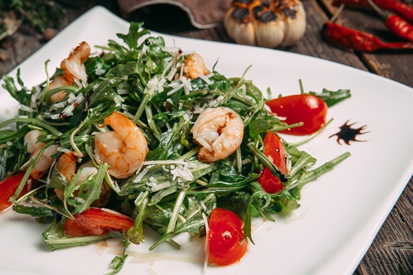 Салат из рукколы и креветок closeup on arugula shrimps and tomatoes salad 1 - Салат из рукколы и креветок
