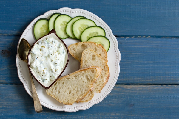 Постный майонез с огурцами cucumber dip with bread on plate - Постный майонез с огурцами