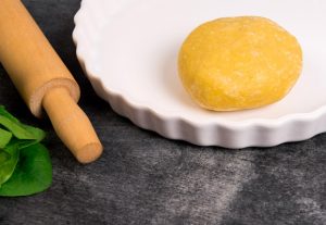 dough greens and tomato on grey wooden table - Киш с сёмгой и шпинатом постный