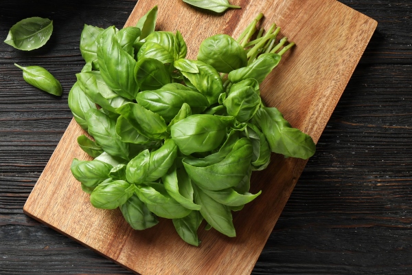 fresh green basil on black wooden table flat lay space for - Постные макароны с креветками и чесноком