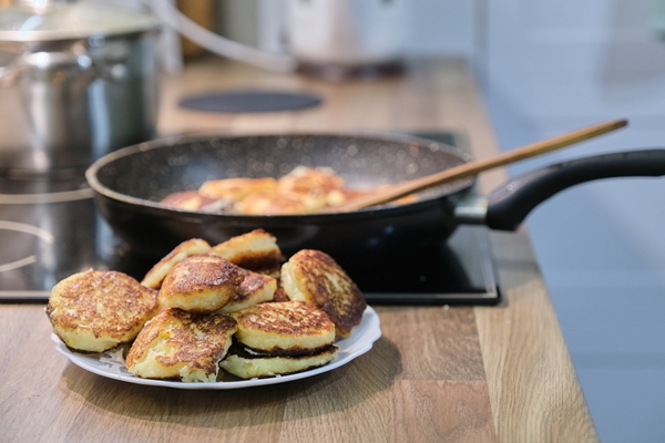 homemade food the process of cooking frying in a pan of cheesecakes curd pancakes home kitchen - Оладьи из печёных яблок