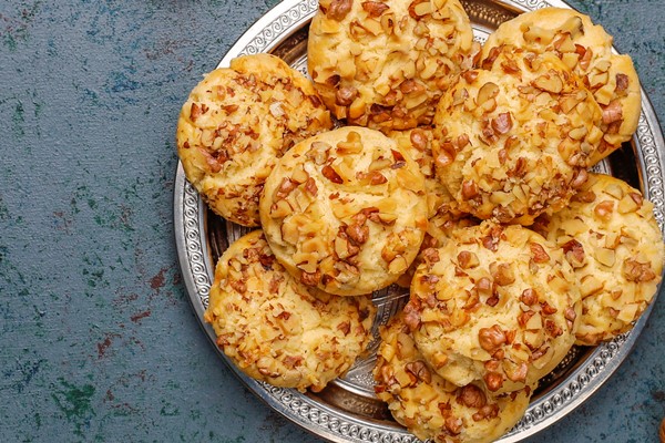 Рождественское ореховое печенье homemade walnut cookies with walnuts on dark top view - Рождественское ореховое печенье