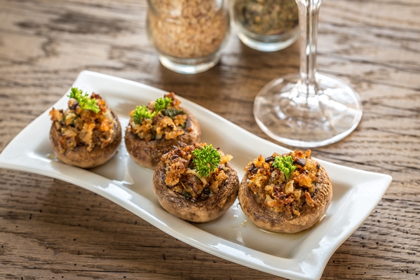 mushrooms caps stuffed with mixture of cheese onion and breadcrum - Шампиньоны с авокадо, перцем и пряными травами