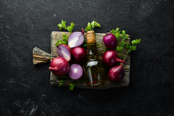 Постный огуречный соус с луком onion oil parsley old background top view free copy space - Постный огуречный соус с луком