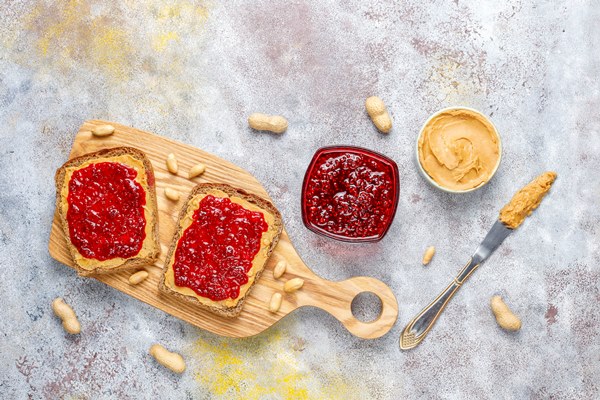 Бутерброды с арахисовым маслом и малиновым джемом peanut butter sandwiches or toasts with raspberry jam 1 - Бутерброды с арахисовым маслом и малиновым джемом