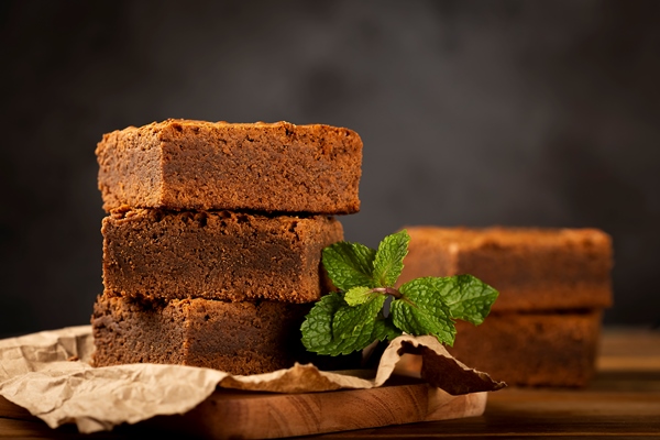 Постная медовая чайная коврижка pieces of chocolate brownies on the table - Постная медовая чайная коврижка