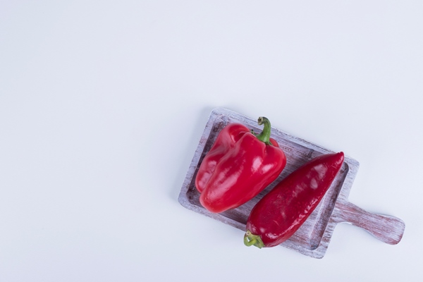 red paprika and bell pepper on a wooden board - Тарталетки "Ёлочки"