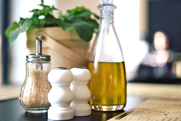 restaurant table with oil and sugar - Варёная морковь