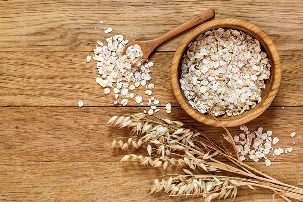 rolled oats and oat ears of grain on a wooden table - Кофейное печенье