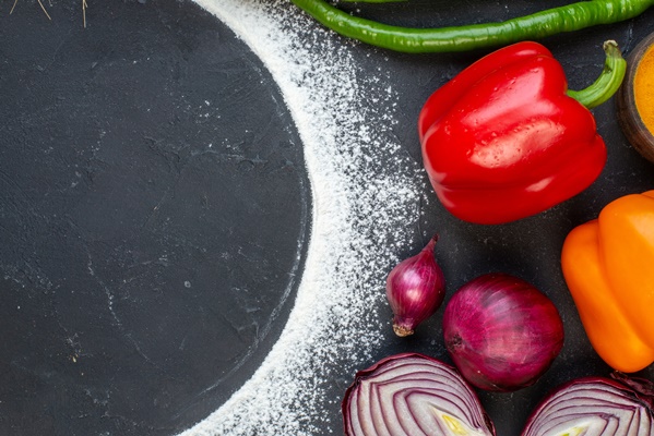 top view sprinkled flour circle green and red peppers red onions on table free space - Постная пицца с грибами и овощами