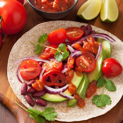 Постные тако с фасолью и овощами