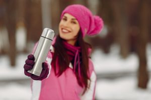 Имбирный напиток с чесноком woman in a winter park lady in pink sportsuit girl with a thermos - Имбирный напиток с чесноком