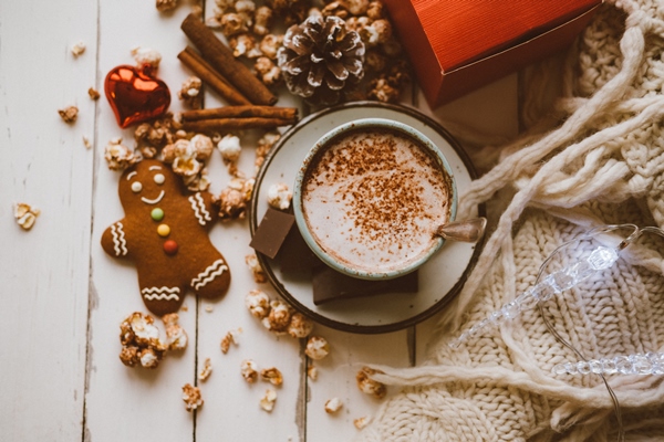 cocoa chocolate popcorn ginger biscuits and knitted blanket cozy winter home background - Пряный рождественский кофе