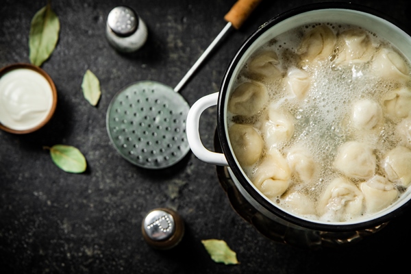 dumplings in a pot of boiling water - Бульон с пельменями