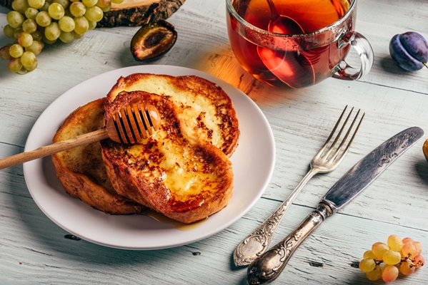 french toasts with honey fruits and tea 1 - Французские тосты с яйцом