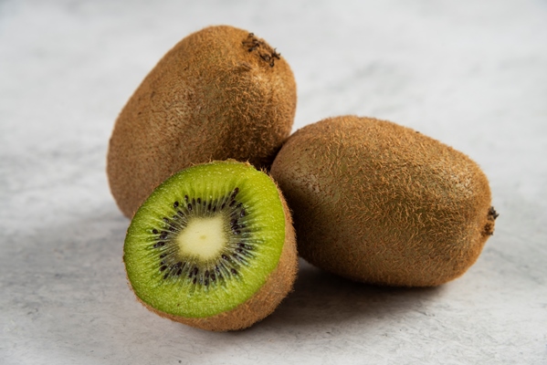 fresh slices of kiwi on white - Молочно-фруктовый смузи с овсянкой