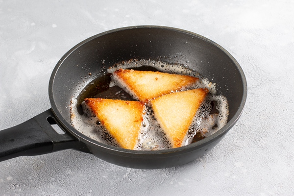 fried bread in a pan - Французские тосты с яйцом