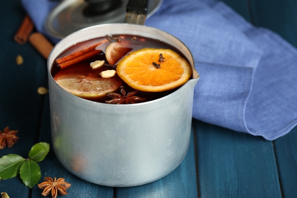Безалкогольный глинтвейн на чае и соке old metal pan of tasty mulled wine on wooden table - Безалкогольный глинтвейн на чае и соке