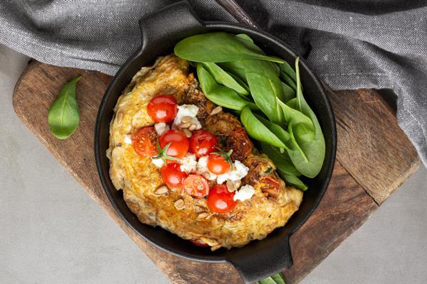 Омлет "с разностями" omelette with cheese and tomatoes on cutting board - Омлет "с разностями"