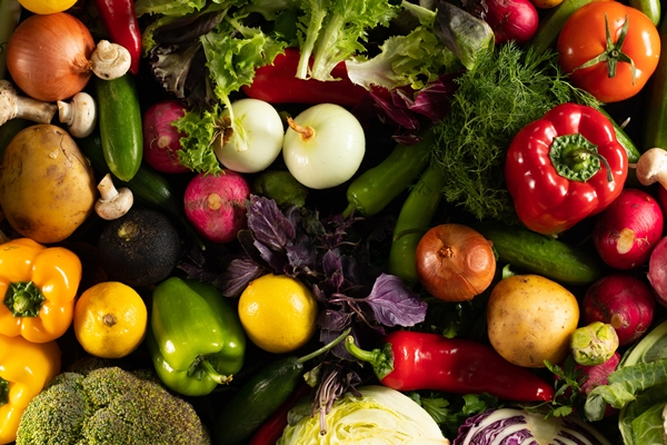 overhead shot different fresh vegetables put together black background - Правила приготовления супов-пюре