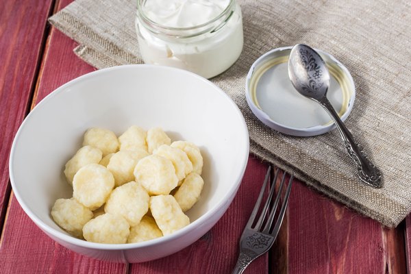 traditional russian ukrainian cottage cheese lazy dumplings served with sour cream and cherry - Ленивые вареники