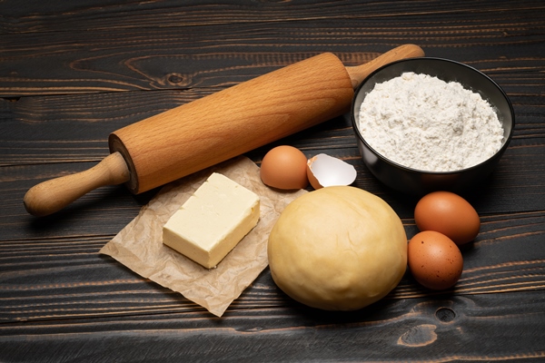 unrolled and unbaked shortcrust pastry dough recipe on wooden background - Киш с креветками и брокколи