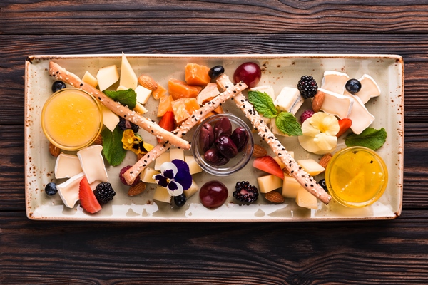 cheese plate served with grapes and nuts - Правила подачи сыров