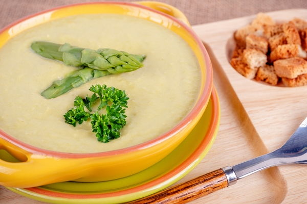 Суп-пюре из спаржи на молоке fresh asparagus creamy soup and ingredients on wooden table selective focus - Суп-пюре из спаржи на молоке