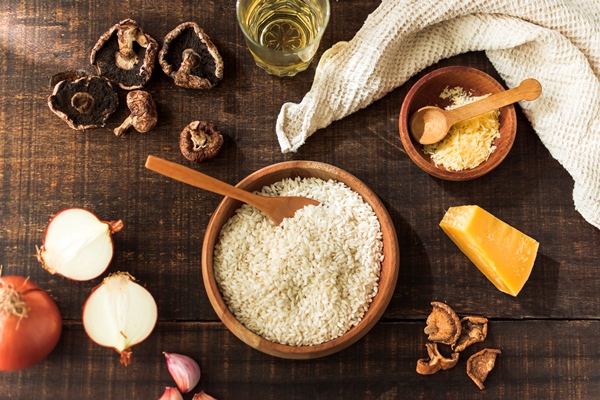 ingredients for making risotto fungi on rustic wooden table 1 - Ризотто