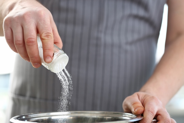 man hand hold saltcellar salt soup cloceup - Молочный рисовый суп