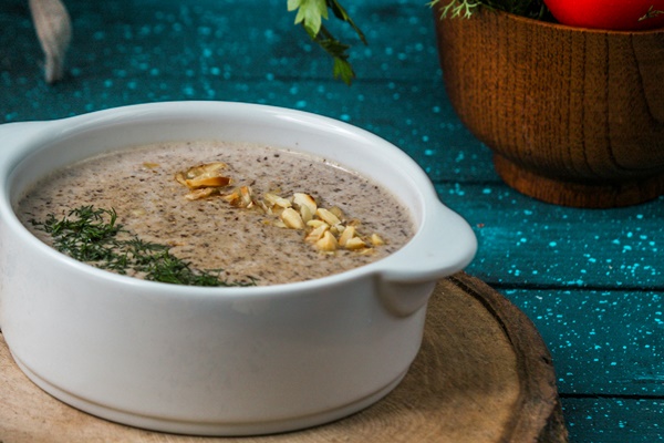 mushroom soup with walnuts on wooden board - Суп-пюре из субпродуктов