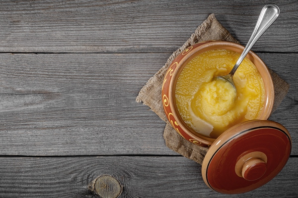 pure or desi ghee also known as clarified liquid butter pure or desi ghee in ceramic bowls on an old wooden table top view - Гурийский плов